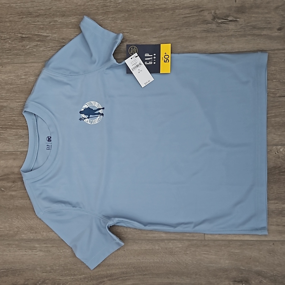Gap light blue rash guard with graphic kids size S(6/7)